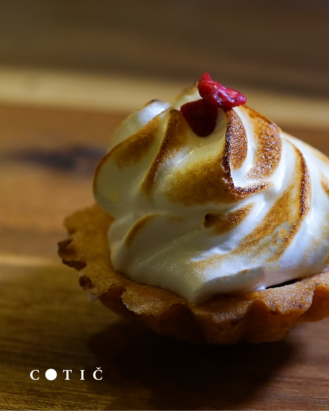 Fotografia food di una crostatina meringata &mdash; pasticceria, fotografo food a Gorizia