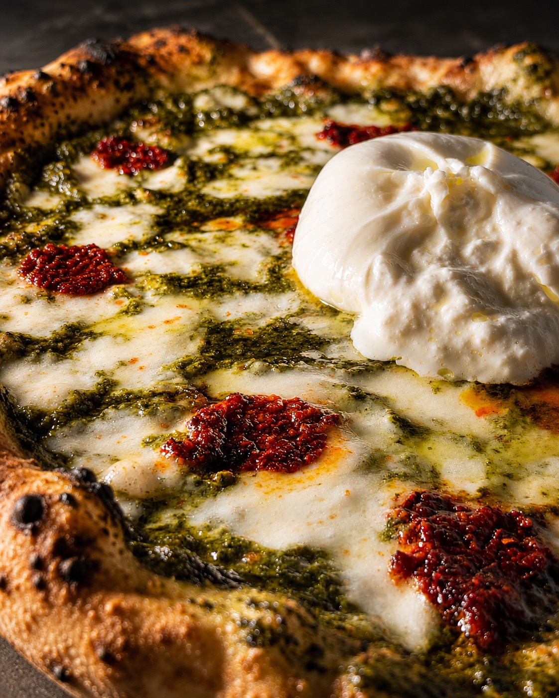Food photography di pizza napoletana con pesto, &rsquo;nduja e burrata &mdash; Pizzeria Zero81, Gorizia
