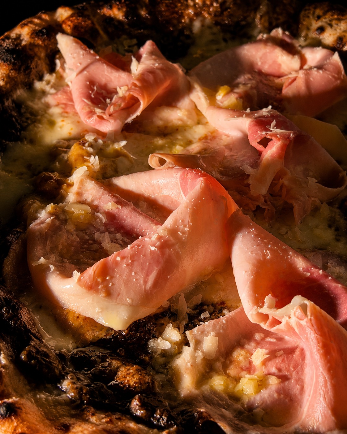 Fotografia food di pizza napoletana con prosciutto cotto e grana &mdash; Pizzeria Zero81, Gorizia